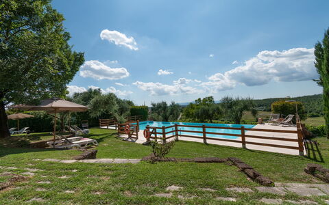 Agriturismo le Due Querce: Have, Skygge, Lawn, Fritid, Parkere, Udendørs Møbler, Landscaping, Backyard, Gård, Eco Hotel