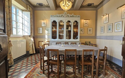 Villa Il Torrazzo, Vista Mare, Massarosa: Møbel, Indretning, Gulvbelægning, Etage, Træ, Loft, Bord, Belysning, Spisestue, Lysarmatur