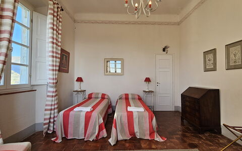 Villa Il Torrazzo, Vista Mare, Massarosa: Møbel, Indretning, Gulvbelægning, Etage, Loft, Textile, Værelse, Soveværelse, Seng, Belysning