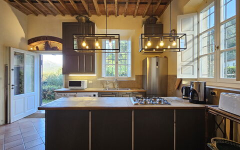 Villa Il Torrazzo, Vista Mare, Massarosa: Møbel, Indretning, Lysarmatur, Træ, Gulvbelægning, Loft, Køkken, Belysning, Countertop, Hjem