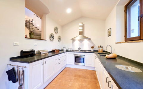 Podere i Prati: Køkken, Countertop, Indretning, Køkken Apparat, Cabinetry, Gulvbelægning, Loft, Husholdningsapparat, Større Bandage, Møbel
