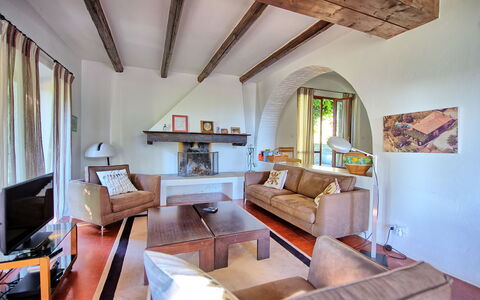 Villa Ulivacci: Møbel, Indretning, Gulvbelægning, Etage, Couch, Træ, Loft, Værelse, Stue, Belysning