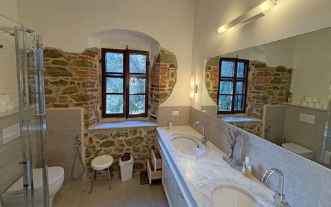 Villa Ulivacci: Væg, Gulvbelægning, Sanitærarmatur, Indretning, Etage, Tap, Vvs, Håndvask, Møbel, Badeværelse