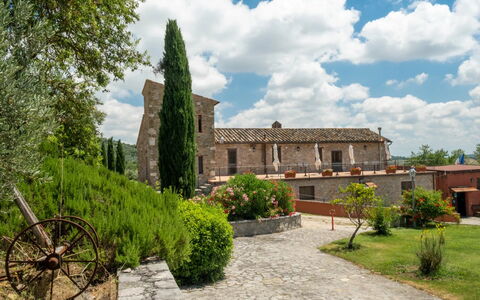 Agriturismo le Case Rosse di Montebuono: Estate, Landscaping, Lawn, Have, Gård, Hacienda, Villa, Stuehus, Historisk Hus