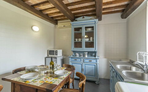 Agriturismo le Case Rosse di Montebuono: Møbel, Indretning, Træ, Loft, Gulvbelægning, Countertop, Cabinetry, Køkken, Værelse, Etage