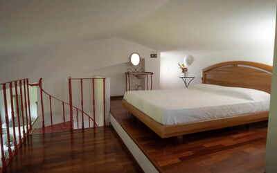 Montali: Møbel, Indretning, Seng, Gulvbelægning, Soveværelse, Etage, Væg, Træ, Loft, Trægulve