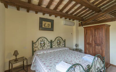 Agello: Møbel, Seng, Bed Frame, Soveværelse, Billedramme, Sengetøj, Stueplante, Stol, Lampe, Villa