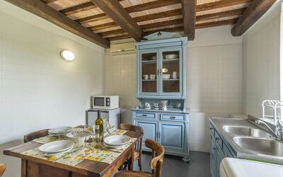 Villa: Møbel, Indretning, Træ, Loft, Gulvbelægning, Countertop, Cabinetry, Køkken, Værelse, Etage