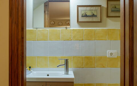 Villa Bolgheri Vermentino Castagneto Carducci: Væg, Gulvbelægning, Gul, Træ, Sanitærarmatur, Indretning, Etage, Badeværelsesvask, Badeværelse, Håndvask