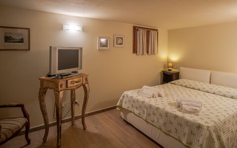 Villa Bolgheri Vermentino Castagneto Carducci: Soveværelse, Seng, Indretning, Møbel, Sengetøj, Belysning, Sengetøj, Etage, Gulvbelægning, Bed Frame