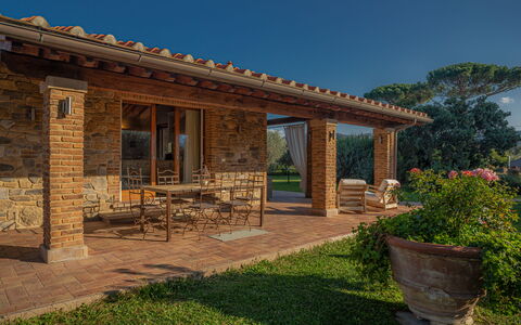 Villa Bolgheri Vermentino Castagneto Carducci: Væg, Mursten, Arkitektur, Hjem, Dør, Murværk, Sommerhus, Estate, Skygge, Have
