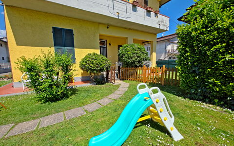 Casa Serena: Lawn, Have, Skygge, Gård, Backyard, Legetøjsrutsjebane, Landscaping, Legepladsudstyr, Kunstgræs