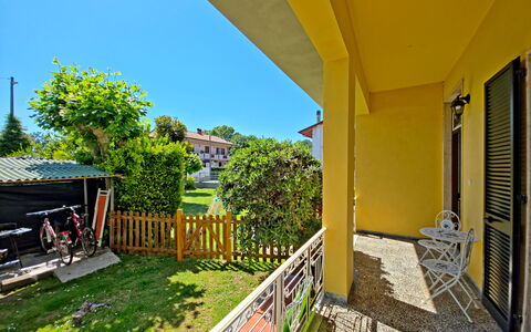 Casa Serena: Altan, Lawn, Villa