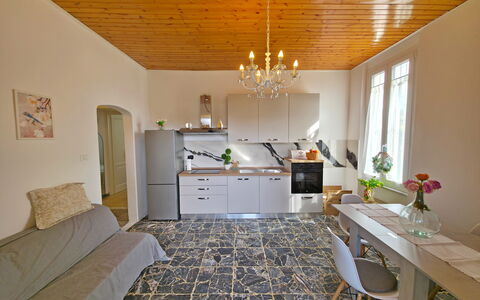 Casa Serena: Møbel, Indretning, Gulvbelægning, Etage, Træ, Loft, Belysning, Værelse, Lysarmatur, Stol