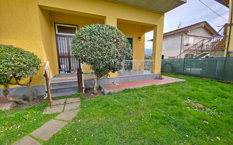 Casa Serena: Busk, Have, Lawn, Gård, Backyard, Landscaping, Skygge, Hæk, Gårdsplads, Walkway