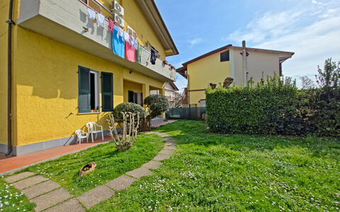 Casa Serena: Boligområde, Hus, Kvarter, Hjem, Menneskelig Bosættelse, Lejlighed, Forstad, Lawn, Gård, Altan