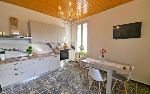 Casa Serena: Gulvbelægning, Indretning, Møbel, Etage, Træ, Countertop, Værelse, Loft, Belysning, Cabinetry