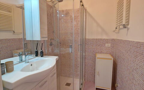 Casa Serena: Badeværelsesvask, Badeværelse, Håndvask, Sanitærarmatur, Gulvbelægning, Etage, Indretning, Tap, Badeværelsesskab, Vvs