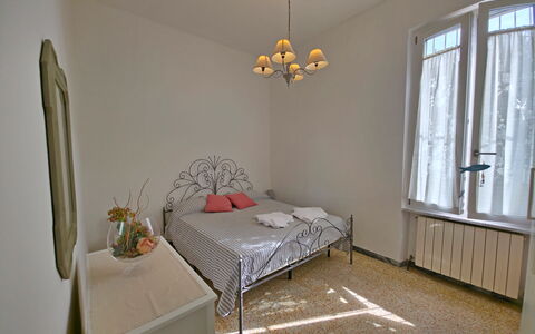 Casa Serena: Møbel, Seng, Soveværelse, Indretning, Etage, Sengetøj, Væg, Gulvbelægning, Sengetøj, Træ