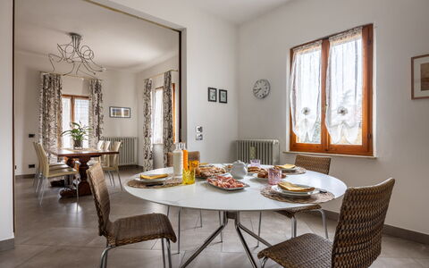 Casa Lory, Monteriggioni, Siena: Møbel, Indretning, Bord, Gulvbelægning, Stol, Træ, Køkken & Spisebord, Etage, Spisestue, Belysning