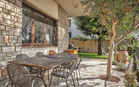 Cortona Deluxe: Væg, Flise, Mursten, Udendørs Møbler, Kompositmateriale, Skygge, Stenmur, Stol, Have, Beton