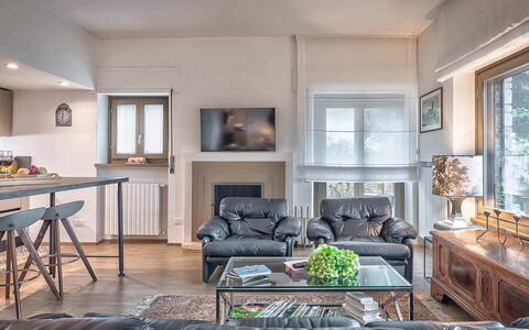 Cortona Deluxe: Møbel, Indretning, Væg, Gulvbelægning, Couch, Loft, Træ, Stue, Etage, Værelse