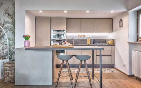 Cortona Deluxe: Møbel, Indretning, Køkken, Gulvbelægning, Countertop, Etage, Træ, Køkken Apparat, Cabinetry, Bord