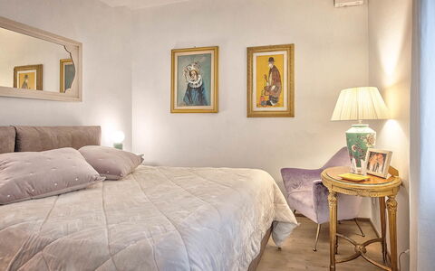 Cortona Deluxe: Møbel, Seng, Indretning, Soveværelse, Væg, Sengetøj, Sengetøj, Etage, Værelse, Sengetøj