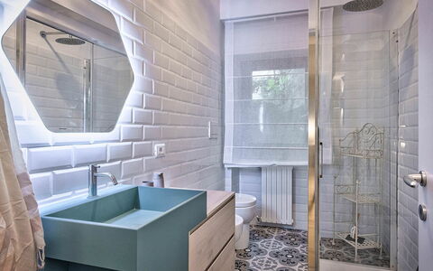 Cortona Deluxe: Gulvbelægning, Indretning, Væg, Etage, Badeværelse, Sanitærarmatur, Tap, Flise, Vvs, Belysning