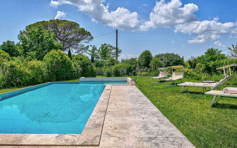 Villa Church: Blå, Svømmepøl, Have, Landscaping, Skygge, Udvej, Backyard, Water Feature, Eco Hotel, Flise