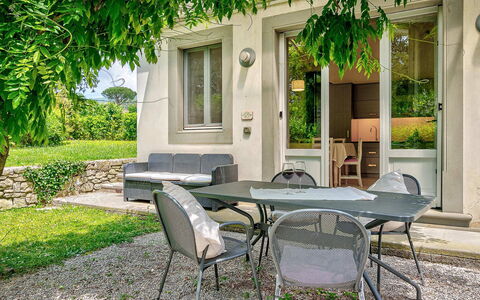 Villa Church: Busk, Have, Udendørs Møbler, Backyard, Skygge, Stol, Udendørs Bord, Gård, Landscaping, Lawn