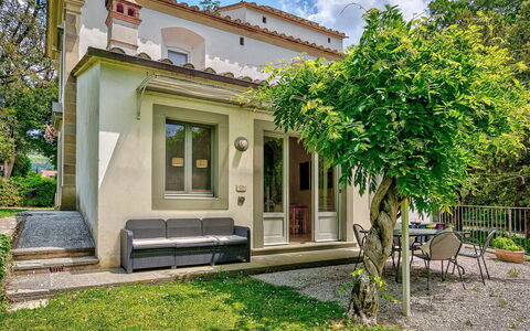 Villa Church: Hjem, Hus, Boligområde, Busk, Dør, Sommerhus, Have, Estate, Gård, Landscaping