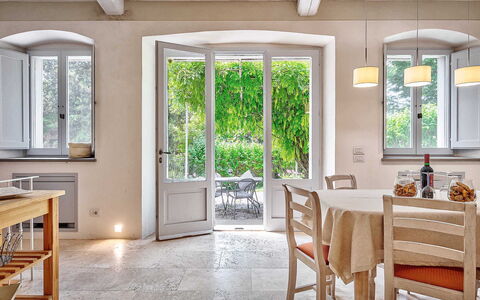 Villa Church: Møbel, Indretning, Gulvbelægning, Træ, Bord, Stol, Etage, Køkken & Spisebord, Spisestue, Belysning