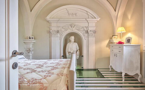 Villa Church: Indretning, Møbel, Væg, Gulvbelægning, Etage, Soveværelse, Belysning, Loft, Seng, Hjem