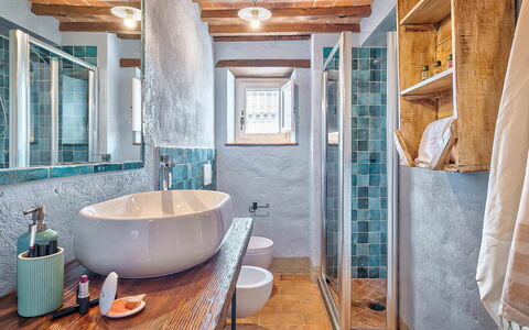 Villa Vita Bella: Badeværelse, Sanitærarmatur, Indretning, Væg, Gulvbelægning, Etage, Tap, Badeværelsesvask, Håndvask, Loft