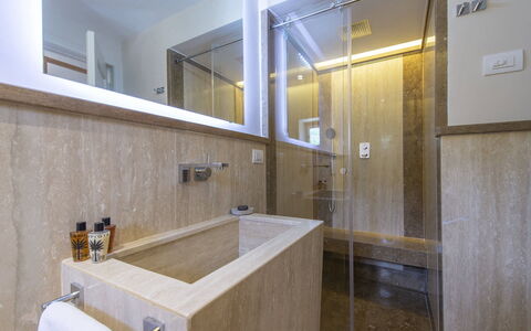 Villa Marinella: Sanitærarmatur, Gulvbelægning, Badeværelse, Træ, Indretning, Etage, Tap, Vvs, Belysning, Flise