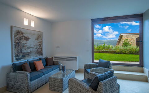 Villa Marinella: Møbel, Gulvbelægning, Stol, Couch, Kaffebord, Hårdttræ, Stue, Billedramme, Armlæn