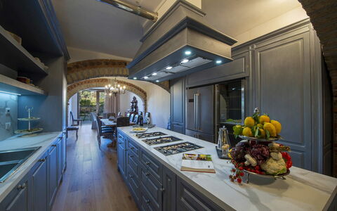 Villa Serena: Køkken, Indretning, Countertop, Loft, Belysning, Gulvbelægning, Møbel, Komfur, Køkken Apparat, Cabinetry