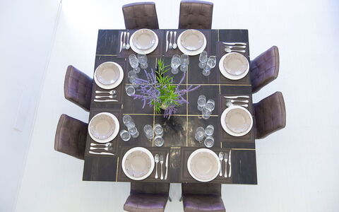 Villa del Fattore: Møbel, Bord, Bordservice, Spisestue, Køkken & Spisebord, Stol, Serveware, Tallerkner, Naturmateriale, Plade