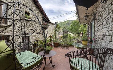 Villa Senio: Blomsterkrukke, Jern, Stueplante, Stol, Udendørs Møbler, Lysarmatur, Altan, Udendørs Bord, Flise, Gårdsplads