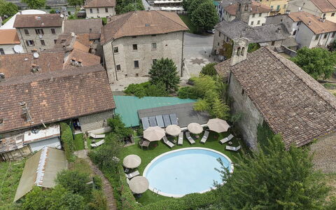 Villa Senio: Hus, Udendørs Møbler, Menneskelig Bosættelse, Paraply, Gårdsplads, Estate, Hacienda, Gård, Svømmepøl, Landscaping