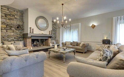 Villa Senio: Møbel, Indretning, Couch, Gulvbelægning, Stue, Træ, Hjem, Etage, Loft, Værelse