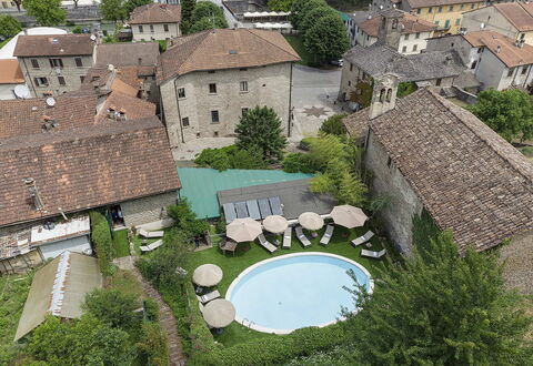 Villa Senio: Hus, Udendørs Møbler, Menneskelig Bosættelse, Paraply, Gårdsplads, Estate, Hacienda, Gård, Svømmepøl, Landscaping