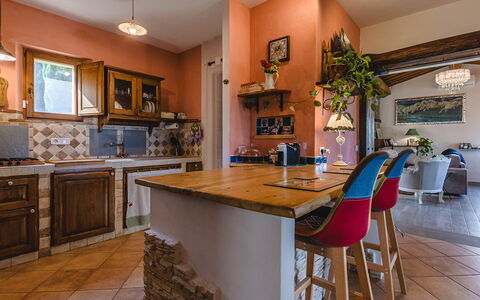 Villa dei Fiori: Møbel, Indretning, Gulvbelægning, Køkken, Countertop, Træ, Etage, Cabinetry, Loft, Værelse