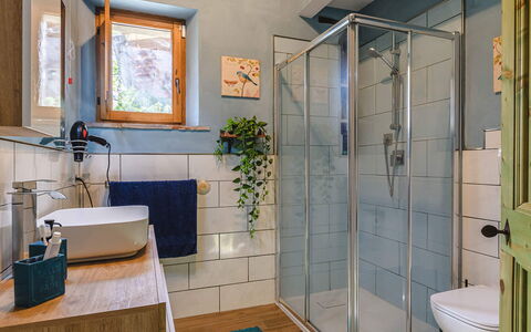 Villa dei Fiori: Gulvbelægning, Indretning, Etage, Sanitærarmatur, Badeværelse, Belysning, Værelse, Møbel, Hjem, Vvs