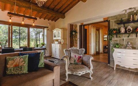 Villa dei Fiori: Møbel, Indretning, Væg, Gulvbelægning, Træ, Loft, Etage, Værelse, Couch, Stue