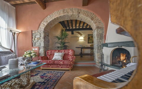 Villa delle Rose: Møbel, Indretning, Væg, Gulvbelægning, Stol, Etage, Belysning, Loft, Couch, Stue