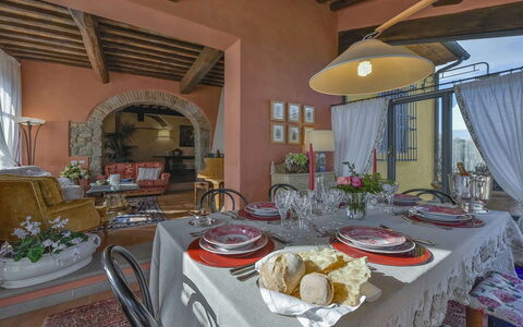 Villa delle Rose: Møbel, Indretning, Væg, Stol, Bord, Spisestue, Køkken & Spisebord, Gulvbelægning, Værelse, Belysning