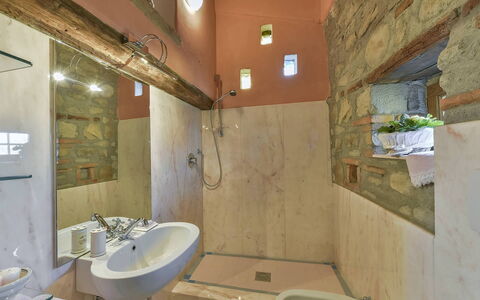 Villa delle Rose: Gulvbelægning, Væg, Indretning, Etage, Loft, Sanitærarmatur, Badeværelse, Belysning, Møbel, Værelse