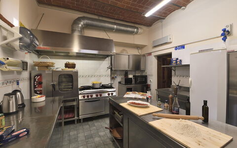 Villa Michelangelo: Køkken, Countertop, Møbel, Køkken Apparat, Større Bandage, Belysning, Indretning, Gulvbelægning, Loft, Komfur